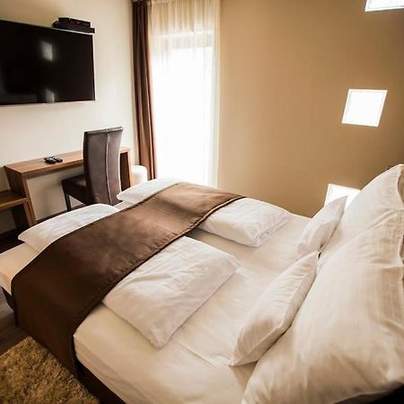 Pole Position Beach Hotel Balatonszarszo Ngoại thất bức ảnh