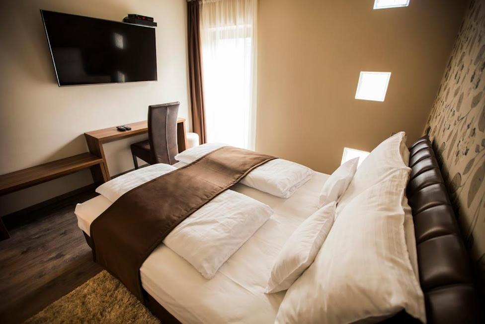 Pole Position Beach Hotel Balatonszarszo Ngoại thất bức ảnh