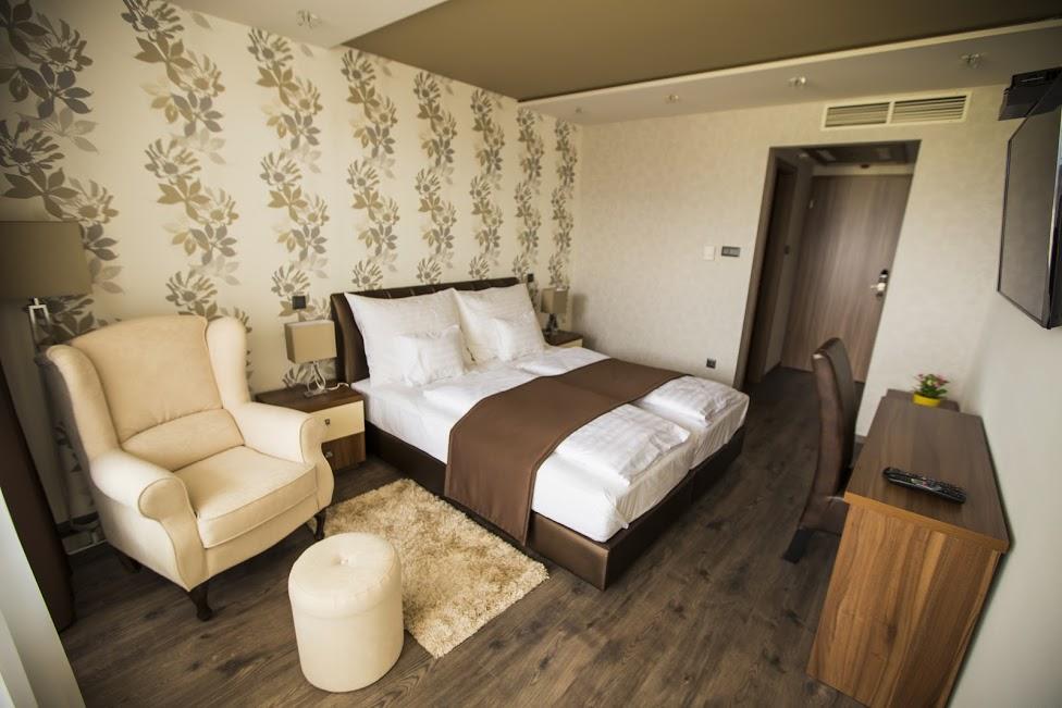 Pole Position Beach Hotel Balatonszarszo Ngoại thất bức ảnh