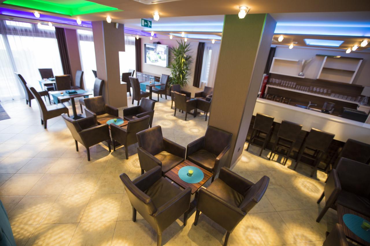 Pole Position Beach Hotel Balatonszarszo Ngoại thất bức ảnh
